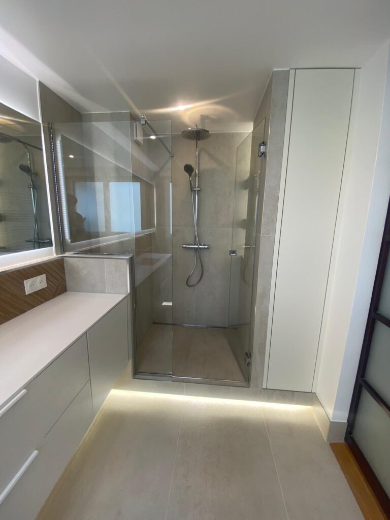 Douche à l'italienne spacieuse rénovation salle de bain Paris