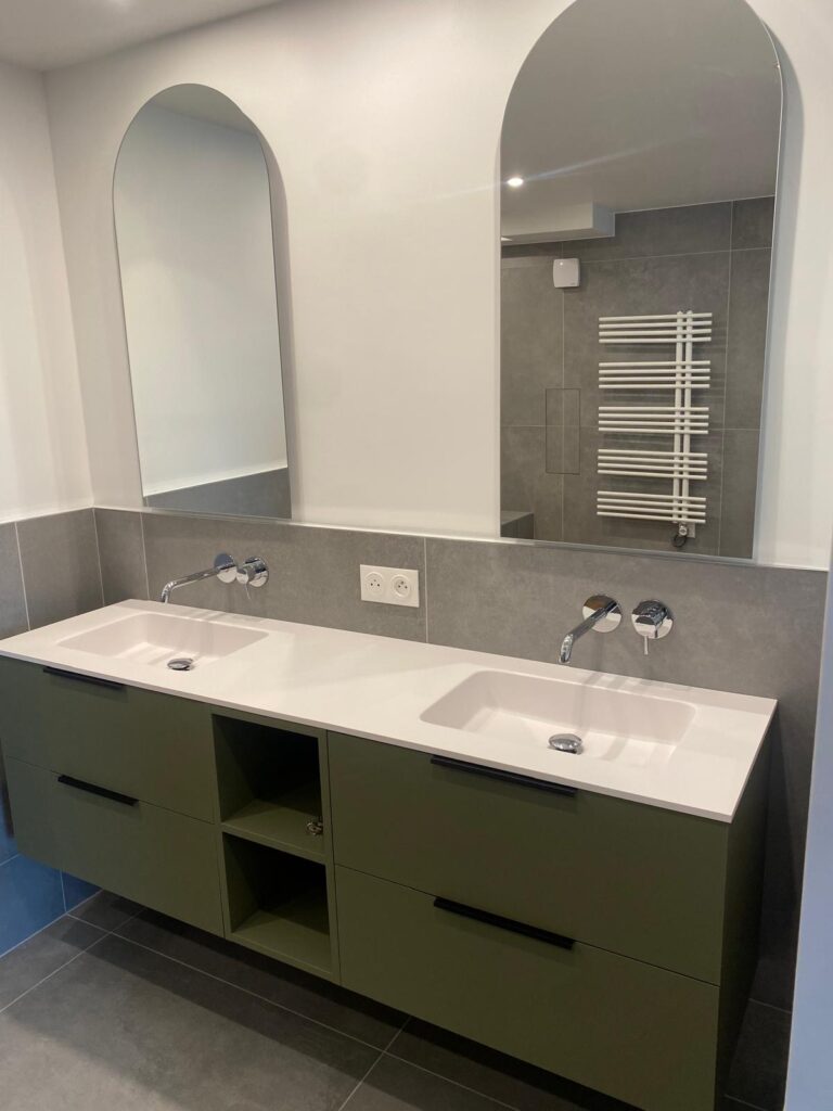 Salle de bain avec pose de double vasque et robinetterie sophistiquée