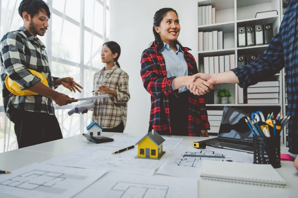 Équipe d’ingénieurs et architectes lançant un projet de construction après validation des plans.