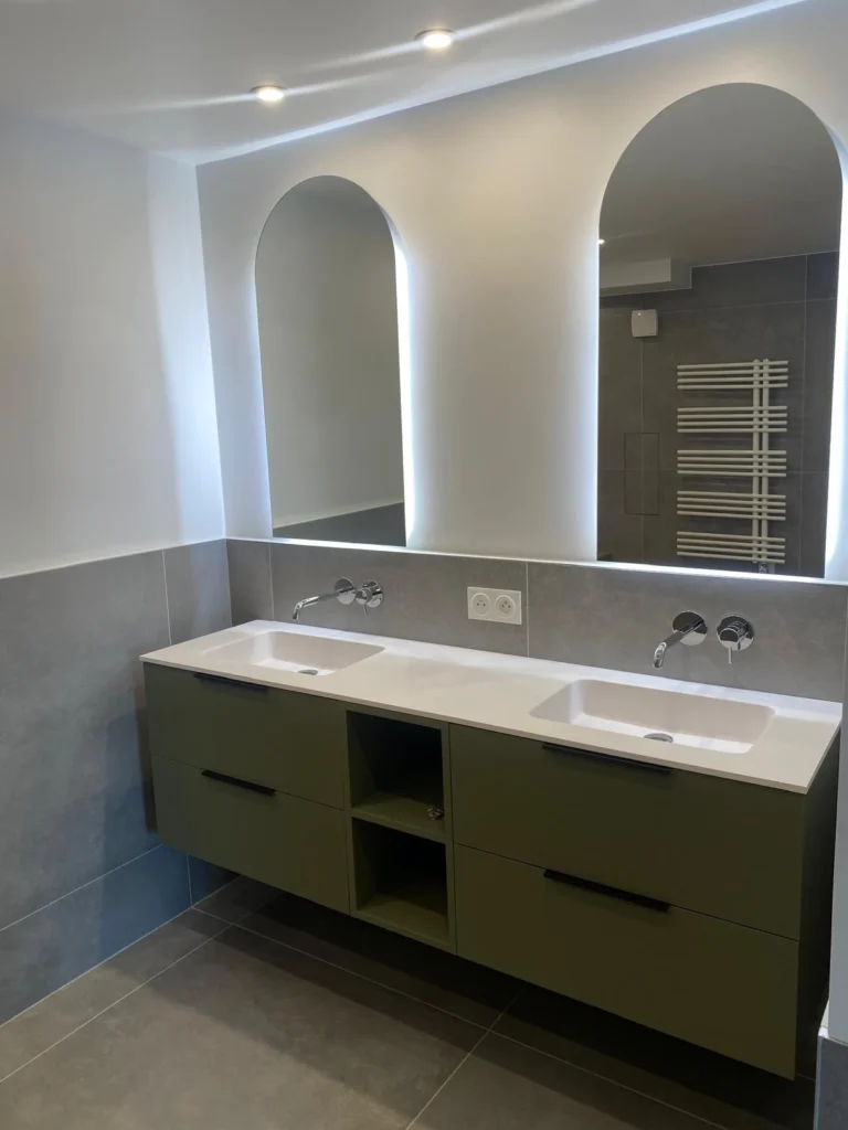 Salle de bain avec double vasque