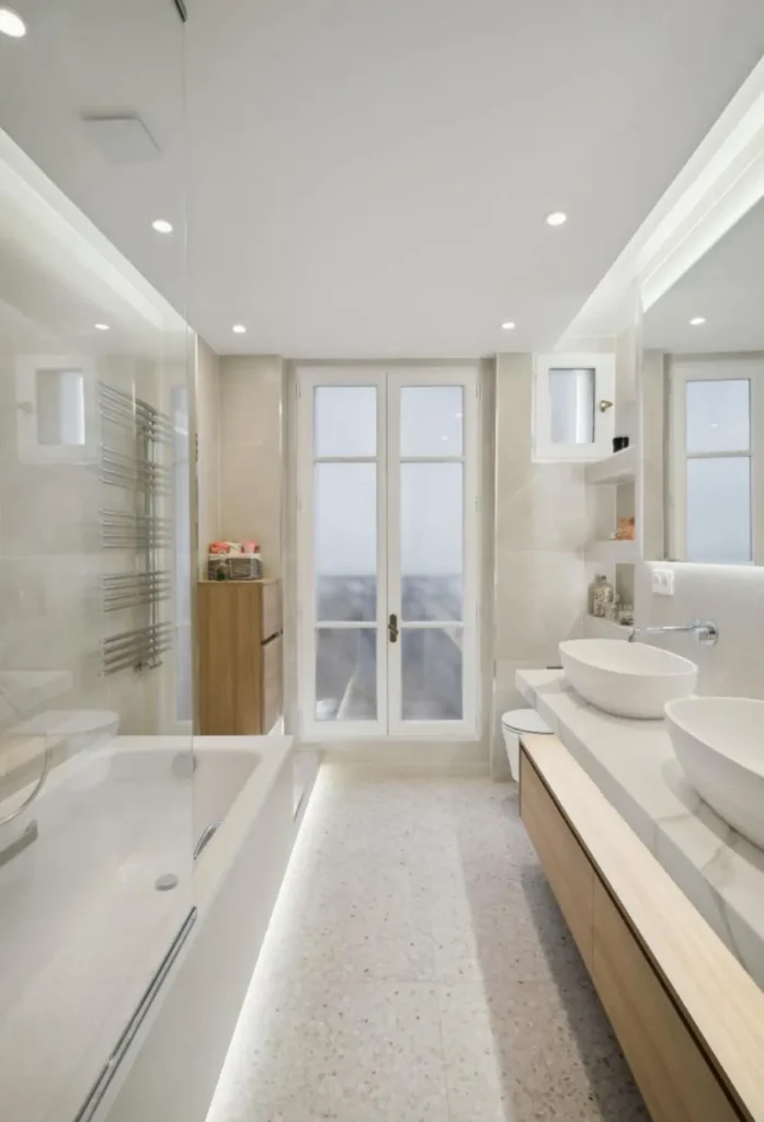 Rénovation baignoire salle de bain Levallois Perret avec wc optimisation de l'espace