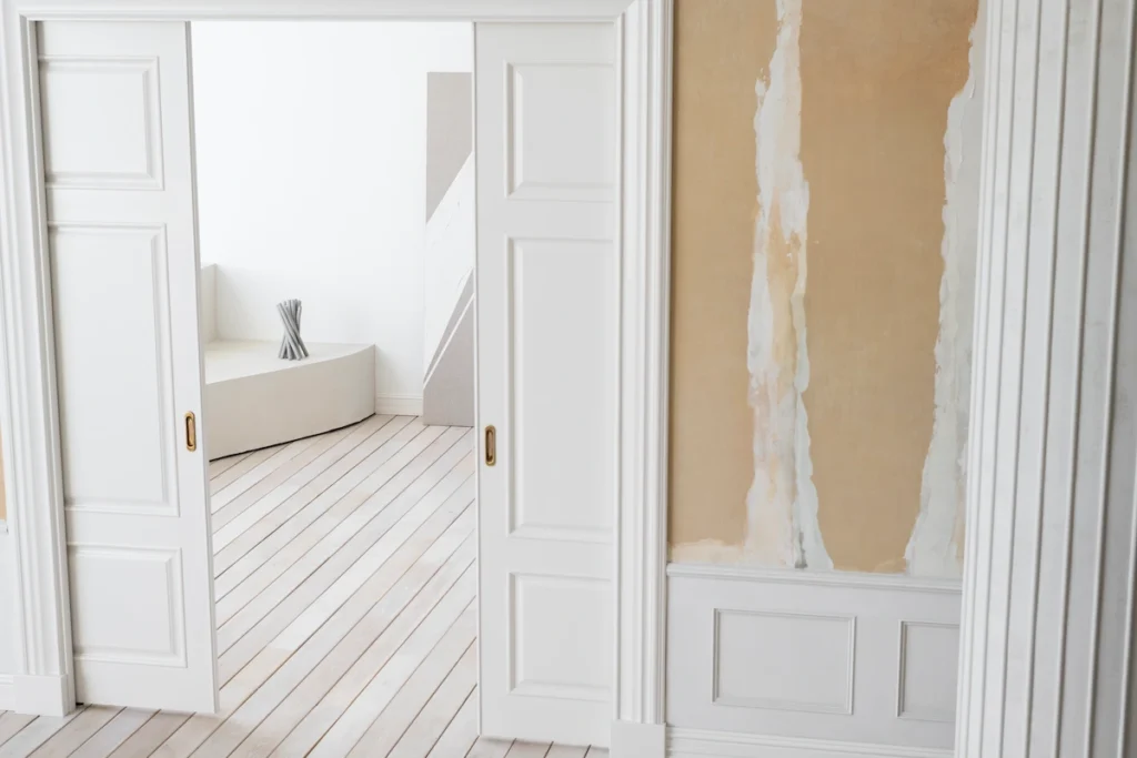 Rénovation appartement paris 8 pose moulures